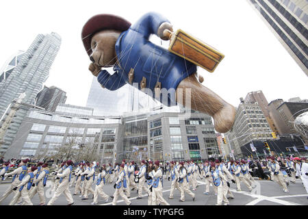 Die Paddington Bär Ballon macht seinen Weg hinunter den Paradeweg am 88. Macy Thanksgiving Day Parade in New York City am 27. November 2014. UPI/John angelillo Stockfoto