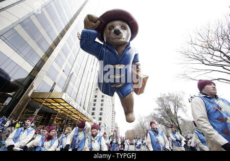 Die Paddington Bär Ballon macht seinen Weg hinunter den Paradeweg am 88. Macy Thanksgiving Day Parade in New York City am 27. November 2014. UPI/John angelillo Stockfoto