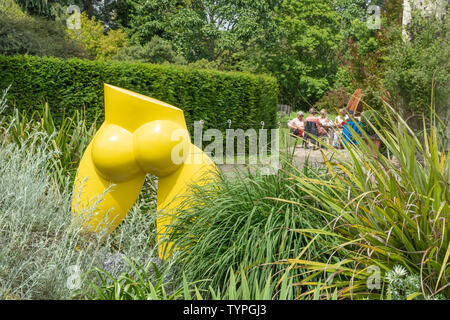 Kunst im Garten, Skulpturen an Sir Harold Hillier Gardens, Hampshire, UK, im Juni oder im Sommer Stockfoto