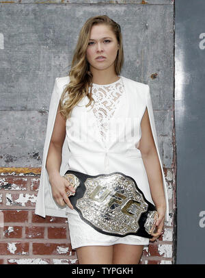 Erste und aktuelle UFC Frauen Schwergewicht Meister Ronda Rousey steht mit ihrem Gürtel auf einer Pressekonferenz bei Reebok und UFC Langfristige Partnerschaft verkünden zu Industria Studios in New York City am 2. Dezember 2014. Die UFC hat am Dienstag die Fertigstellung eines Landmark sechs Jahre Partnerschaft mit Reebok die dramatisch könnte die Rolle der Patenschaften in gemischten Kampfkünste. UPI/John angelillo Shift Stockfoto