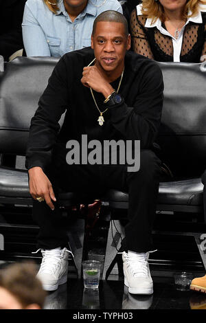 Rapper, Agent, Jay-Z als die Brooklyn Nets auf Cleveland Cavaliers bei Barclays Center in New York City am 8. Dezember 2014. UPI/Rich Kane Stockfoto