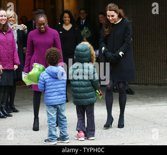 New York CityÕs First Lady Chirlane McCray (L) und die Herzogin von Cambridge Kate Middelton erhalten Blumen aus Kinder, wie sie der Nordseite Zentrum für die Entwicklung der Kinder nach dem Besuch der Harlem Familie Service facility am 8. Dezember 2014 in New York City verlassen. Middelton und ihr Ehemann Prinz William's Zeitplan ist mit Plänen, angefangen von der Zahlung der Respekt am Nationalen Sept. 11 Gedenkstätte und Museum, in einem Cleveland Cavaliers-Brooklyn Netzspiel verpackt. Kate ist erwarten ihr zweites Kind im April. UPI/Monika Graff Stockfoto