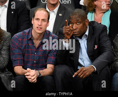 Prinz William und ehemalige NBA All Star Dykembe Mutombo watch die Brooklyn Nets die Cleveland Cavaliers bei Barclays Center in New York City spielen am 9. Dezember 2014. Die Royals' Zeitplan ist mit Plänen, angefangen von der Zahlung der Respekt am Nationalen Sept. 11 Gedenkstätte und Museum, in einem Cleveland Cavaliers-Brooklyn Netzspiel verpackt. Kate ist erwarten ihr zweites Kind im April. UPI/Rich Kane Stockfoto