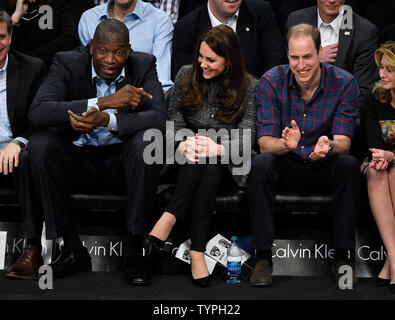 Prinz William und Kate, der Herzog und die Herzogin von Cambridge zusammen mit ehemaligen NBA große Dykembe Mutombo, Links, beobachten Sie die Brooklyn Nets die Cleveland Cavaliers bei Barclays Center in New York City spielen am 9. Dezember 2014. Die Royals' Zeitplan ist mit Plänen, angefangen von der Zahlung der Respekt am Nationalen Sept. 11 Gedenkstätte und Museum, in einem Cleveland Cavaliers-Brooklyn Netzspiel verpackt. Kate ist erwarten ihr zweites Kind im April. UPI/Rich Kane Stockfoto