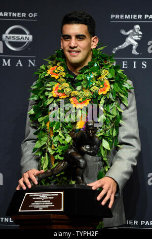 Oregon Enten quarterback Marcus Mariota spricht mit den Medien nach dem Gewinn der 2014 Heisman Trophy im Marriott Marquis in New York City am 13. Dezember 2014. UPI/Rich Kane Stockfoto