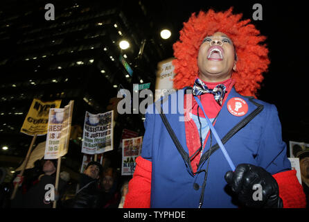 Die Demonstranten halten Schilder in der Nähe von City Hall in Manhattan über 2 Wochen nach Beschluss durch die Grand Jury keine nypd Officer in der scheinbaren chokehold Tod von Eric Garner in New York City beteiligt am 19. Dezember 2014 anzuklagen. Demonstranten versammelten im Rathaus zur Unterstützung der NYPD Freitag Abend, aber sie wurden sofort mit einem rivalisierenden Demonstration von Kritikern der polizeilichen Maßnahmen getroffen. Garner, eine 43 Jahre alte Vater von sechs, im Juli nach Polizisten starb, versuchte ihn für angeblich verkaufen Lose zu verhaften, unversteuerte Zigaretten in den Tompkinsville Abschnitt von Staten Island. UPI/John Angelill Stockfoto