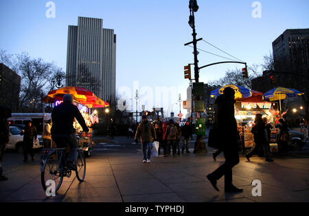 Fußgänger durch die Straßen rund um das Rathaus in der Nähe der Brooklyn Bridge in Manhattan vor einem Protest erfolgt über 2 Wochen nach Beschluss durch die Grand Jury keine nypd Officer in der scheinbaren chokehold Tod von Eric Garner in New York City beteiligt am 19. Dezember 2014 anzuklagen. Demonstranten versammelten im Rathaus zur Unterstützung der NYPD Freitag Abend, aber sie wurden sofort mit einem rivalisierenden Demonstration von Kritikern der polizeilichen Maßnahmen getroffen. Garner, eine 43 Jahre alte Vater von sechs, im Juli nach Polizisten starb, versuchte ihn für angeblich verkaufen Lose zu verhaften, unversteuerte Zigaretten in Stockfoto