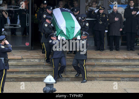 Der Sarg mit den sterblichen Überresten von New York Polizeioffizier Wenjian Liu ist aus Aievoli Begräbnis- Haus in New York City am 4. Januar 2015 durchgeführt. Officer Rafael Ramos zusammen mit Officer Wenjian Liu wurden vor zwei Wochen erschossen, als sie in ihren korrigierten Streifenwagen an der Ecke von Myrtle Avenue und Tompkins Avenue in Bedford-Stuyvesant, Brooklyn saß. Foto von Dennis Van Tine/UPI Stockfoto