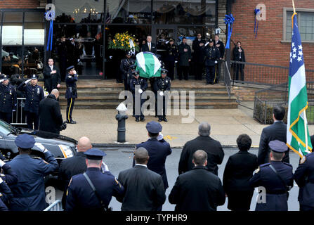 Der Sarg mit den sterblichen Überresten von New York Polizeioffizier Wenjian Liu ist aus Aievoli Begräbnis- Haus in New York City am 4. Januar 2015 durchgeführt. Officer Rafael Ramos zusammen mit Officer Wenjian Liu wurden vor zwei Wochen erschossen, als sie in ihren korrigierten Streifenwagen an der Ecke von Myrtle Avenue und Tompkins Avenue in Bedford-Stuyvesant, Brooklyn saß. Foto von Dennis Van Tine/UPI Stockfoto