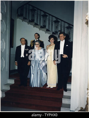 Weiße Haus Abendessen zu Ehren von Präsident von Tunesien. Präsident Habib Bourguiba, Frau Bourguiba, Frau Kennedy, Präsident Kennedy, Allgemeine C.V. Clifton. White House, Grand Staircase. Stockfoto