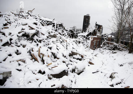 Schnee und Regen fällt auf die Überreste des Avalon im Edgewater Apartment Complex 3 Tage nach einem Brand durch zerrissen und entwurzelte Einige 500-plus Familien in Edgewater, New Jersey am 24. Januar 2015. Beamten regiert das Feuer der zufälligen, sagen war es durch den Bau Wartung Arbeiter mit einer Lötlampe während Sanitär Reparaturen im Süden Heck Der 408 Maßeinheit Komplex verursacht. Foto von John angelillo/UPI Stockfoto