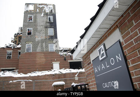 Schnee und Regen fällt auf die Überreste des Avalon im Edgewater Apartment Complex 3 Tage nach einem Brand durch zerrissen und entwurzelte Einige 500-plus Familien in Edgewater, New Jersey am 24. Januar 2015. Beamten regiert das Feuer der zufälligen, sagen war es durch den Bau Wartung Arbeiter mit einer Lötlampe während Sanitär Reparaturen im Süden Heck Der 408 Maßeinheit Komplex verursacht. Foto von John angelillo/UPI Stockfoto