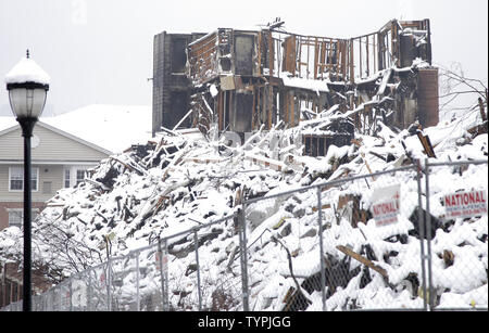 Schnee und Regen fällt auf die Überreste des Avalon im Edgewater Apartment Complex 3 Tage nach einem Brand durch zerrissen und entwurzelte Einige 500-plus Familien in Edgewater, New Jersey am 24. Januar 2015. Beamten regiert das Feuer der zufälligen, sagen war es durch den Bau Wartung Arbeiter mit einer Lötlampe während Sanitär Reparaturen im Süden Heck Der 408 Maßeinheit Komplex verursacht. Foto von John angelillo/UPI Stockfoto