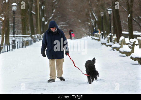 Schnee decken Riverside Park nach einem Blizzard gedumpten fast die Hälfte der Fuß Schnee am 27. Januar 2015 in New York City. Die Stadt ist in den Prozess der Reinigung nach dem Sturm, die sich nicht so stark aus, wie vorhergesagt. Foto von Monika Graff/UPI Stockfoto