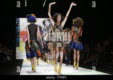 Winnie Harlow geht der Start- und Landebahn am Desigual Fashion Show während der Mercedes-Benz Fashion Week Herbst 2015 im Theater im Lincoln Center in New York City am 12. Februar 2015. Foto von John angelillo/UPI Stockfoto