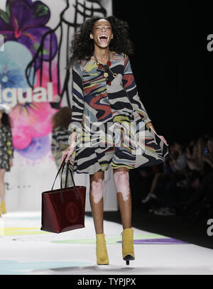 Winnie Harlow Spaziergänge auf der Landebahn am Desigual Fashion Show während der Mercedes-Benz Fashion Week Herbst 2015 im Theater im Lincoln Center in New York City am 12. Februar 2015. Foto von John angelillo/UPI Stockfoto