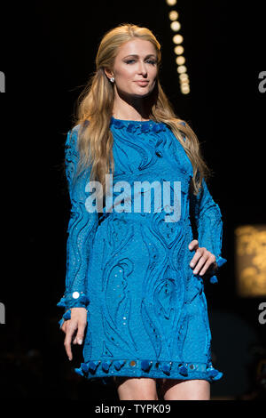 Paris Hilton Spaziergänge als Modell auf der Landebahn von Naomi Campbell's "Fashion for Relief" fashion show während der Mercedes-Benz Fashion Week Herbst 2015 im Lincoln Center in New York City am 14. Februar 2015. Februar New York Fashion Week wird der letzte sein, gehalten am Lincoln Center. Foto von Andrea Hanks/UPI Stockfoto