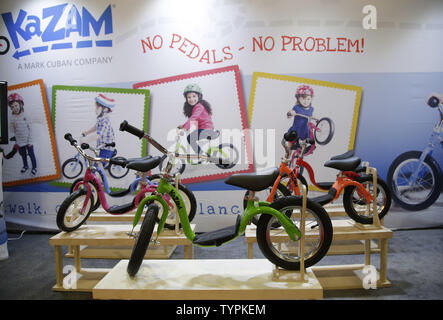 Kazam Motorroller und Fahrräder, die auf der 112 North American International Toy Fair im Jacob K. Javits Convention Center in New York City am 16. Februar 2015. Die Messe läuft von 14. Februar bis zum 17. Foto von John angelillo/UPI Stockfoto