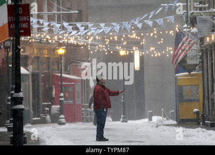 Ein Mann nimmt ein Foto steht in der Mitte der Straße in Lower Manhattan wie Schnee in New York City am 5. März 2015 fällt. Der nationale Wetterdienst sagt 4 bis 8 Zoll Schnee in Teilen von New Jersey sind möglich, bevor der Schnee spät in der Tag endet. Foto von John angelillo/UPI Stockfoto