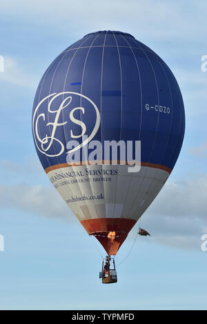 Heißluftballons in den Himmel bei Cheltenham Balloon Fiesta 2019 Stockfoto