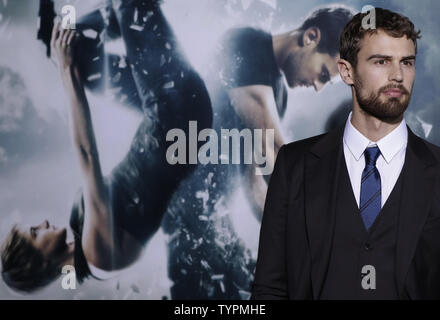 Theo James kommt auf dem roten Teppich an den Divergierenden Serie: Aufständische New York Premiere auf der Ziegfeld Theater in 3D in New York City am 16. März 2015. Foto von John angelillo/UPI Stockfoto