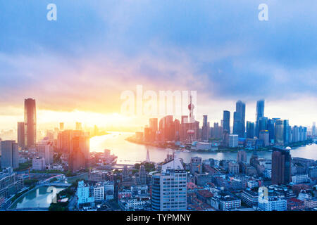 Modernes Bürogebäude in der Nähe von beleuchteten Orient Pearl Tower Stockfoto