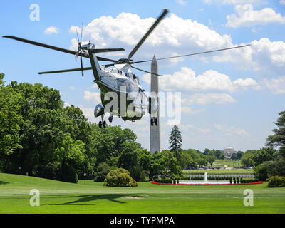 Washington, District of Columbia, USA. 26 Juni, 2019. Marine One, mit dem Präsidenten der Vereinigten Staaten Donald J. Trumpf an Bord, fährt der South Lawn des Weißen Hauses in Washington, DC, den Präsidenten zu Joint Base Andrews in Maryland zu board Air Force One auf dem G20-Gipfel in Osaka, Japan, am Mittwoch, Juni 26, 2019 Credit: Ron Sachs/CNP/ZUMA Draht/Alamy leben Nachrichten Stockfoto