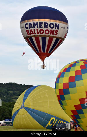 Heißluftballons in den Himmel bei Cheltenham Balloon Fiesta 2019 Stockfoto