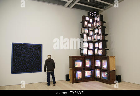 Menschen gehen durch die Galerien an den neuen und verlegt Whitney Museum der amerikanischen Kunst in New York City am 23. April 2015. Das Gebäude wurde vom italienischen Architekten Renzo Piano und das Whitney Museum entworfen werden der Öffentlichkeit am 1. Mai 2015 offen. Das Whitney Museum der amerikanischen Kunst wurde 1930 von dem Künstler und Philanthrop Gertrude Vanderbilt Whitney gegründet. Foto von John angelillo/UPI Stockfoto