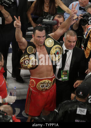 Wladimir Klitschko feiert mit seinen Titel Riemen nach dem Sieg über Bryant Jennings für die World Heavyweight Championship in 12 Runden im Madison Square Garden in New York City am 25. April 2015. Foto von John angelillo/UPI Stockfoto