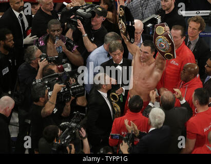 Wladimir Klitschko hält seinen Titel Riemen nach dem Sieg über Bryant Jennings für die World Heavyweight Championship in 12 Runden im Madison Square Garden in New York City am 25. April 2015. Foto von John angelillo/UPI Stockfoto