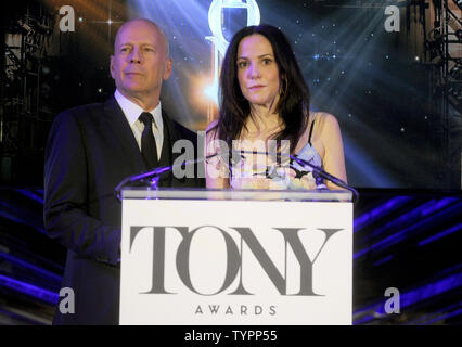 Schauspieler Bruce Willis und Mary-Louise Parker sprechen auf der Bühne auf der Tony Awards Nominierungen 2015 Ankündigung im Diamond Horseshoe im Paramount Hotel in New York City am 28. April 2015. Foto von Dennis Van Tine/UPI Stockfoto