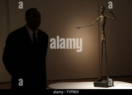 Bronze Alberto Giacomettis Skulptur mit dem Titel "L'homme au Doigt (Zeigt Man)", "die für $ 126 Millionen oder $ 141,3 Mio. mit Gebühren verkauft, ein Rekordwert für eine Skulptur an der Auktion bei Christie's in New York City am 11. Mai 2015. Picassos "Les femmes d'Alger auch für $ 179,365,000 (einschließlich Christie's Kommission von knapp über 12% verkauft). Zuvor das teuerste Kunstwerk überhaupt verkauft an der Auktion ist Francis Bacons "Drei Studien von Lucian Freud', die für $ 142 Mio. im Jahr 2013 ging. Foto von John angelillo/UPI Stockfoto