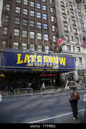 Eine Frau macht ein Foto von dem Zelt außerhalb der Eingang am Vorabend des letzten "Late Show" mit David Letterman bei der Ed Sullivan Theater in New York City am 19. Mai 2015. Bill Murray war Letterman der erste Gast, wenn er mit Letterman 1982 auf NBC's "späte Nacht erschien." Murray hat die gleiche Sache ein Jahrzehnt später, als er der erste Gast auf der "Late Show" nach Letterman zu CBS 1993 verschoben. Foto von John angelillo/UPI Stockfoto