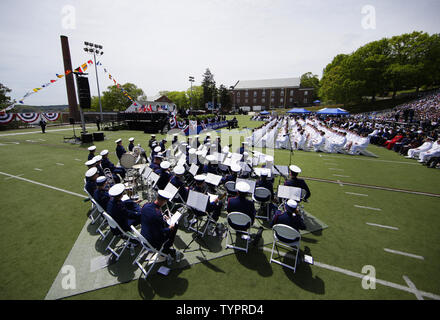 Die Band spielt die militärische Songs vor dem Präsidenten der Vereinigten Staaten Barack Obama die Ansprache an die 134 Beginn Übungen der U.S. Coast Guard Academy in New London, CT gibt am 20. Mai 2015. Foto von John angelillo/UPI Stockfoto