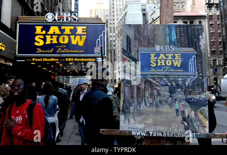 Ein Gemälde des Broadway dieser späten Show-zelt ist am Eingang vor der endgültigen Abkleben der "Late Show" mit David Letterman bei der Ed Sullivan Theater in New York City am 20. Mai 2015. Letterman aufgezeichnet sein Abschied Episode von 'The Late Show' am Mittwoch Nachmittag, dann backstage wie die Foo Fighters ging die Show mit einer Leistung von 'Everlong." Foto: Dennis Van Tine/UPI Stockfoto