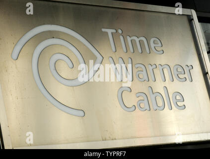 Ein Zeichen für eine Time Warner Cable Lage ist in New York City sichtbar am 26. Mai 2015. Charter Communications (CHTR) sagte am Dienstag, dass es kauft Time Warner Cable (TWC) für $ 55,3 Milliarden. Inklusive Schulden von Time Warner Kabel, Charter übernehmen wird, wird der Deal bei etwa $ 79 Mrd. geschätzt. Foto von Dennis Van Tine/UPI Stockfoto