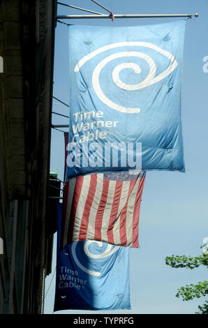 Sun Light hits a Flag Zeichen außerhalb einer Time Warner Cable in New York City am 26. Mai 2015. Charter Communications (CHTR) sagte am Dienstag, dass es kauft Time Warner Cable (TWC) für $ 55,3 Milliarden. Inklusive Schulden von Time Warner Kabel, Charter übernehmen wird, wird der Deal bei etwa $ 79 Mrd. geschätzt. Foto von Dennis Van Tine/UPI Stockfoto