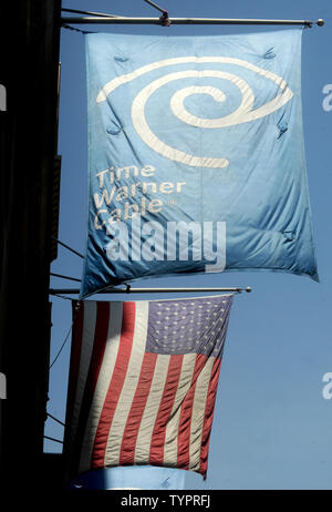 Sun Light hits a Flag Zeichen außerhalb einer Time Warner Cable in New York City am 26. Mai 2015. Charter Communications (CHTR) sagte am Dienstag, dass es kauft Time Warner Cable (TWC) für $ 55,3 Milliarden. Inklusive Schulden von Time Warner Kabel, Charter übernehmen wird, wird der Deal bei etwa $ 79 Mrd. geschätzt. Foto von Dennis Van Tine/UPI Stockfoto