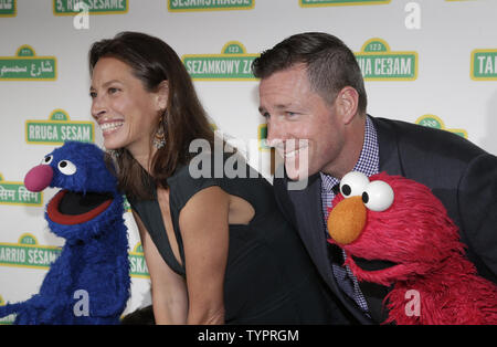 Christy Turlington und Ed Burns stand auf dem roten Teppich mit Sesame Street Muppet Elmo und Grover am 13. jährlichen der Sesame Workshop Benefizgala im Cipriani 42nd Street in New York City am 27. Mai 2015. Foto von John angelillo/UPI Stockfoto