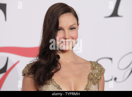 Ashley Judd kommt auf dem roten Teppich bei den CFDA Fashion Awards 2015 in der Alice Tully Hall im Lincoln Center in New York City am 1. Juni 2015. Foto von John angelillo/UPI Stockfoto