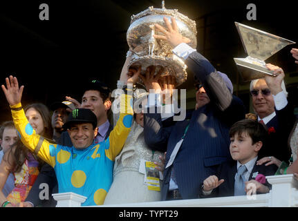 Jockey Victor Espinosa, Inhaber Ahmed Zayat und Trainer Bob Baffert feiern, nachdem Amerikanische Pharoah der 147 läuft der Belmont Stakes am Belmont Park am 6. Juni 2015 in Elmont, New York gewonnen. Mit dem Gewinn, Amerikanische Pharoah wird das erste Pferd auf die Triple Crown in 37 Jahren zu gewinnen. Foto von Dennis Van Tine/UPI Stockfoto