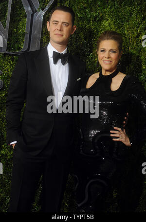 Rita Wilson und Colin Hanks ankommen auf dem roten Teppich die 69. jährliche Tony Awards am 7. Juni 2015 in New York City. Der Abend wird Feature Auftritte von Jennifer Lopez, Sting, Jim Parsons, Amanda Seyfried, Kiefer Sutherland, Bryan Cranston, Sutton Foster, Jennifer Nesseln, Taye Diggs und Ashley Tisdale. Foto von Dennis Van Tine/UPI Stockfoto