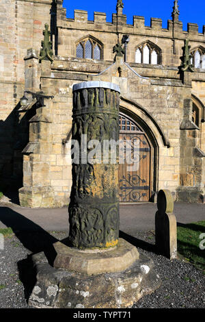 Die angelsächsischen Querwelle außerhalb St Marys Kirche, Masham Stadt, North Yorkshire, England, Großbritannien Stockfoto