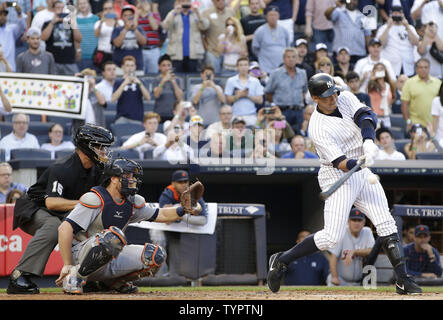 Detroit Tiger Bryan Holaday in Position hinter der Platte, wenn New York Yankees Alex Rodriguez hits Karriere MLB Anzahl 3000 Hit mit einem solo Home aus Detroit Tiger Krug Justin Verlander im ersten Inning im Yankee Stadium in New York City, die am 19. Juni 2015 laufen. Foto von John angelillo/UPI Stockfoto