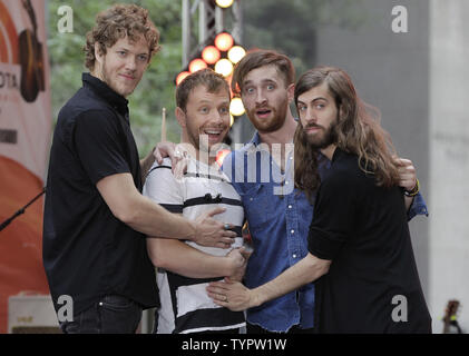 Dan Reynolds, Daniel Wayne Predigt, Ben McKee und Daniel Platzman von Vorstellen, Drachen auf der NBC Today Show am Rockefeller Center in New York City am 26. Juni 2015 durchzuführen. Foto von John angelillo/UPI Stockfoto