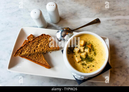 Eine Schüssel mit Irischen fish Chowder mit braunen Soda bread​ Stockfoto