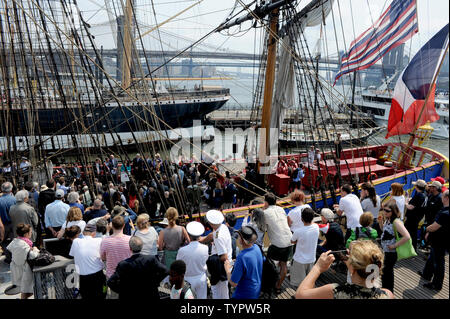 Die Replik der französischen Fregatte Hermine, das im Marquis De Lafayette übergesetzt nach Amerika während des revolutionären Krieges, ist in South Street Seaport in New York City am 1. Juli 2015 angedockt. LafayetteÕs Flaggschiff Hermine und eine Parade der Schiffe vor der Statue of Liberty Pass und den Vereinten Nationen die Hudson River am 4. Juli. Foto von Dennis Van Tine/UPI Stockfoto