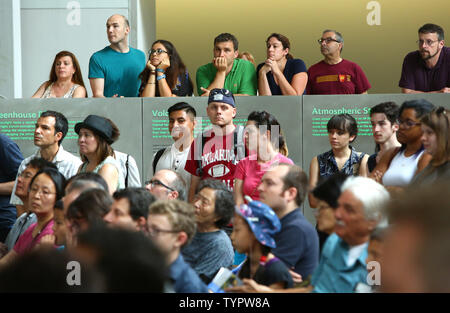 Die Menschen hören wie Neil deGrasse Tyson, Direktor des Hayden Planetarium, veranstaltet eine Podiumsdiskussion über die neue Weltraumteleskop Technologie im Amerikanischen Museum für Naturgeschichte am 6. Juli 2015 in New York City. Ein neuer Bericht aus der Kosmischen Geburt zum Leben Masseanschlüsse, die Zukunft des UVOIR (Ultraviolett, optischen und infraroten) Weltraum Astronomie" stellt neue wissenschaftliche Erkenntnisse für die Entdeckung der Ursprung des Universums und suchen andere Anzeichen von Leben. Foto von Monika Graff/UPI Stockfoto