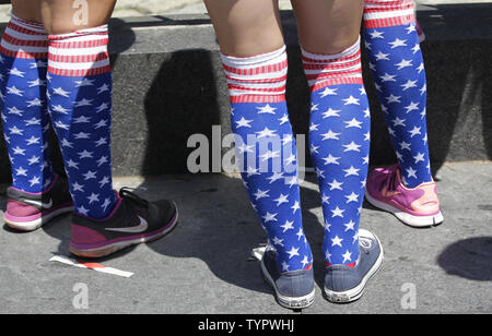 Mädchen, die amerikanische Flagge Socken sehen die Spieler der Fußballmannschaft in den Vereinigten Staaten frauen bis die Parade Route, wenn Bürgermeister Bill De Blasio Hosts eine Schlucht von Heldinnen Ticker-Tape Parade und Feiern zu Ehren der Fußball-Team der US-Frauen nach ihrem Sieg bei der FIFA-Weltmeisterschaft in New York City am 10. Juli 2015. Nach der Parade, der Bürgermeister wird einer speziellen Zeremonie im Rathaus host Mitglieder der nationalen Fußball in den Vereinigten Staaten frauen Team mit Tasten, um die Stadt zu präsentieren. Foto von John angelillo/UPI Stockfoto